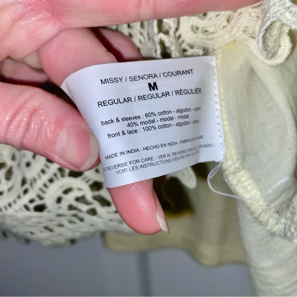 NWT Gloria Vanderbilt Pleated Roll Tab Sleeve Top w/ Crocheted Hem Size Medium - Picture 7 of 7